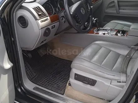 Volkswagen Touareg 2004 года за 5 500 000 тг. в Урджар – фото 9