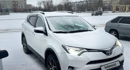 Toyota RAV4 2018 годаfor13 500 000 тг. в Актобе