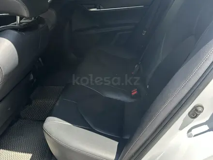 Toyota Camry 2021 года за 13 900 000 тг. в Уральск – фото 14