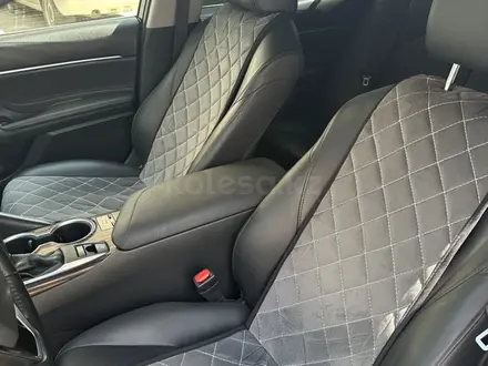 Toyota Camry 2021 года за 13 900 000 тг. в Уральск – фото 15