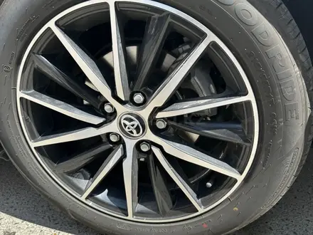 Toyota Camry 2021 года за 13 900 000 тг. в Уральск – фото 21