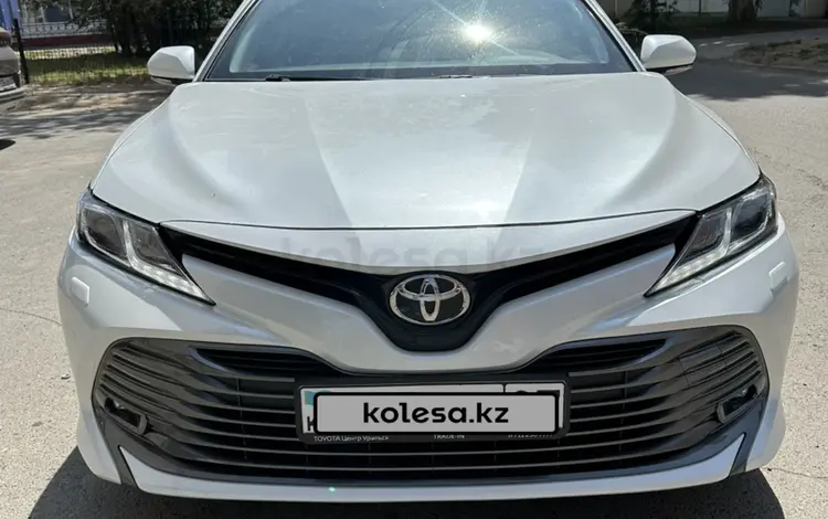Toyota Camry 2021 года за 13 900 000 тг. в Уральск