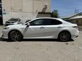 Toyota Camry 2021 года за 13 900 000 тг. в Уральск – фото 2