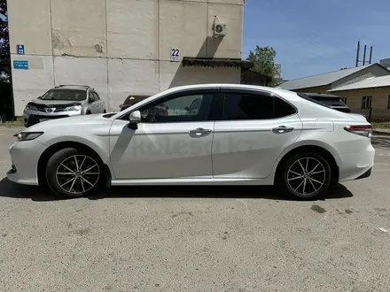 Toyota Camry 2021 года за 13 900 000 тг. в Уральск – фото 2