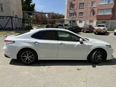 Toyota Camry 2021 года за 13 900 000 тг. в Уральск – фото 5