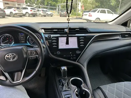Toyota Camry 2021 года за 13 900 000 тг. в Уральск – фото 8