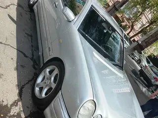 Mercedes-Benz E 240