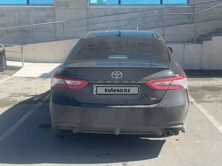 Toyota Camry 2020 года за 11 500 000 тг. в Актобе – фото 2