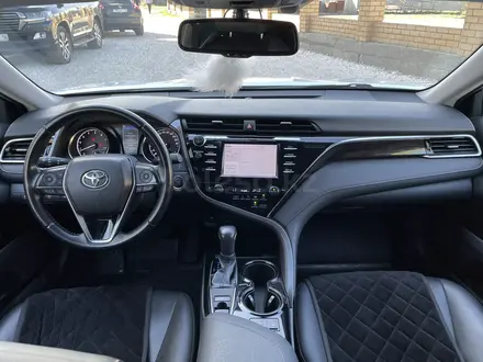 Toyota Camry 2018 года за 14 800 000 тг. в Семей – фото 9