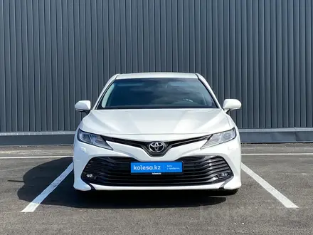 Toyota Camry 2018 года за 13 310 000 тг. в Шымкент – фото 2