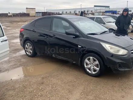 Hyundai Solaris 2012 года за 2 900 000 тг. в Актобе – фото 3