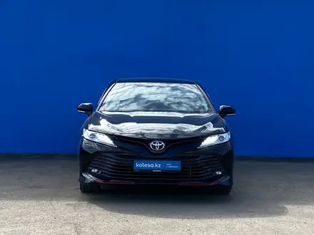 Toyota Camry 2020 года за 14 790 000 тг. в Алматы – фото 2