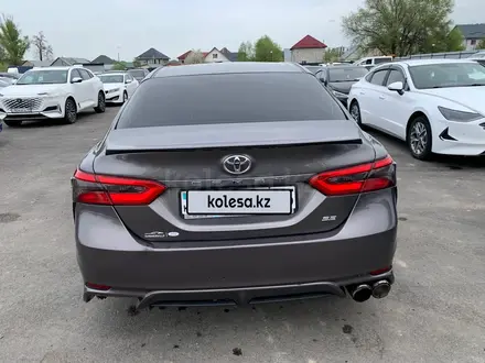 Toyota Camry 2018 года за 7 497 750 тг. в Алматы – фото 2