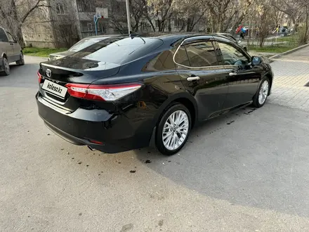 Toyota Camry 2021 года за 17 650 000 тг. в Алматы – фото 2