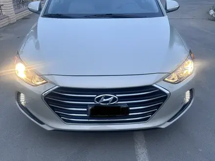 Hyundai Elantra 2018 года за 6 400 000 тг. в Атырау – фото 2