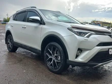 Toyota RAV4 2019 года за 13 700 000 тг. в Петропавловск – фото 3