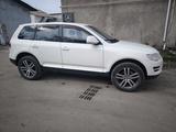 Volkswagen Touareg 2007 года за 7 800 000 тг. в Алматы – фото 2