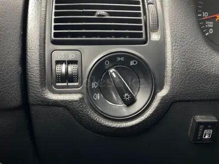 Volkswagen Golf 2001 года за 2 600 000 тг. в Караганда – фото 22
