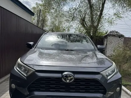 Toyota RAV4 2021 года за 15 000 000 тг. в Актобе