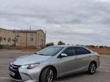 Toyota Camry 2015 года за 8 000 000 тг. в Актобе – фото 2