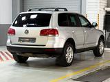 Volkswagen Touareg 2004 года за 3 190 000 тг. в Алматы – фото 4