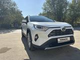 Toyota RAV4 2021 года за 15 500 000 тг. в Актобе – фото 4