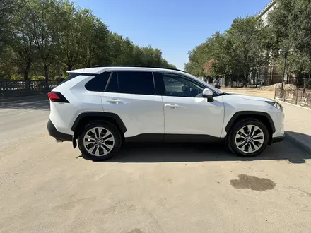Toyota RAV4 2021 года за 15 500 000 тг. в Актобе
