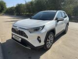 Toyota RAV4 2021 года за 15 500 000 тг. в Актобе – фото 3