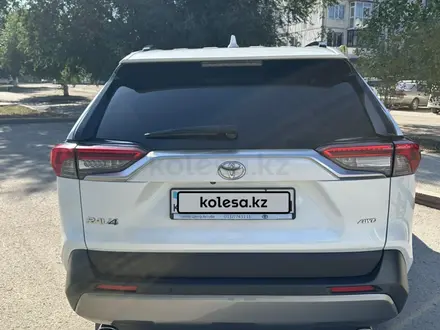 Toyota RAV4 2021 года за 15 500 000 тг. в Актобе – фото 8