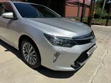 Toyota Camry 2017 годаfor14 300 000 тг. в Шымкент – фото 2