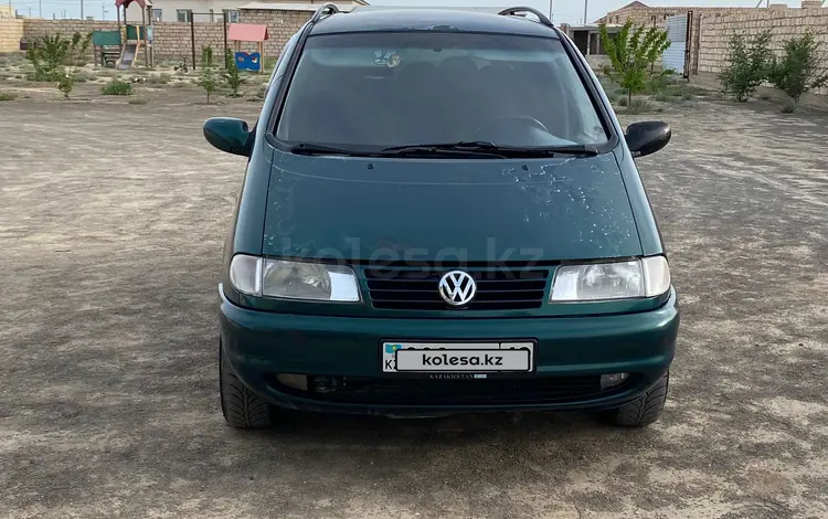 Volkswagen Sharan 1997 года за 1 800 000 тг. в Актау