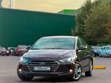 Hyundai Elantra 2018 годаүшін7 800 000 тг. в Алматы