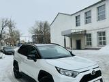 Toyota RAV4 2021 года за 17 000 000 тг. в Актобе