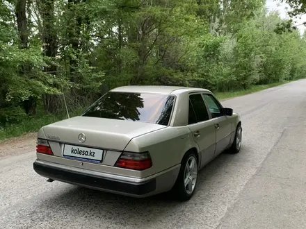 Mercedes-Benz E 230 1991 года за 2 650 000 тг. в Алматы – фото 19