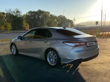 Toyota Camry 2019 года за 16 150 000 тг. в Алматы – фото 2