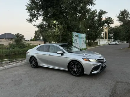 Toyota Camry 2021 года за 14 500 000 тг. в Алматы – фото 4