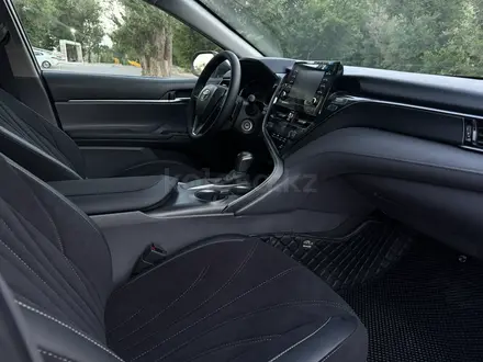 Toyota Camry 2021 года за 14 500 000 тг. в Алматы – фото 12