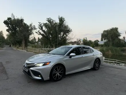 Toyota Camry 2021 года за 14 500 000 тг. в Алматы – фото 2