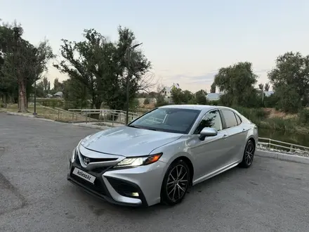 Toyota Camry 2021 года за 14 500 000 тг. в Алматы