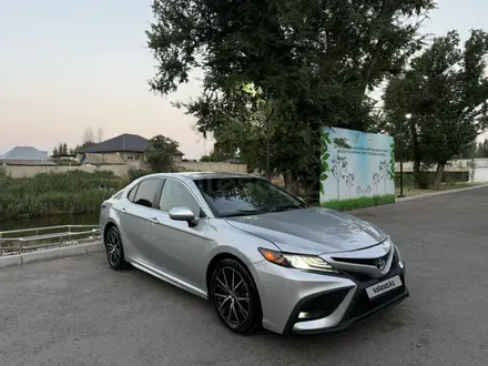 Toyota Camry 2021 года за 14 500 000 тг. в Алматы – фото 3