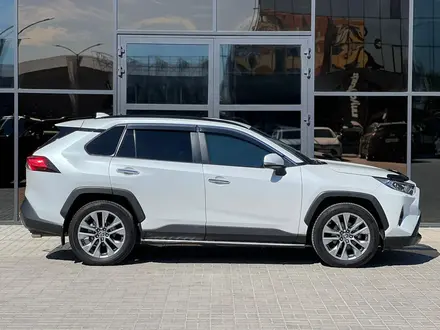 Toyota RAV4 2020 года за 17 325 000 тг. в Уральск – фото 4