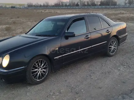 Mercedes-Benz E 320 1997 года за 2 700 000 тг. в Актау – фото 3