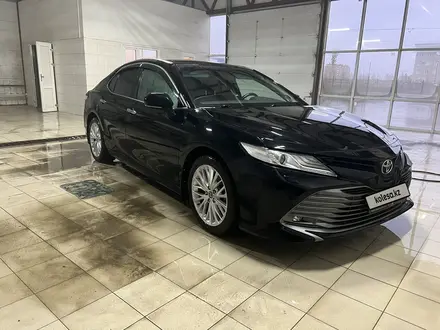 Toyota Camry 2018 года за 14 700 000 тг. в Костанай