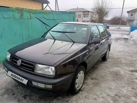 Volkswagen Vento 1993 года за 1 600 000 тг. в Астана – фото 2