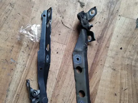 Навесы петли капота левый правый MITSUBISHI SUBARU MAZDA HYUNDAI за 1 000 тг. в Астана