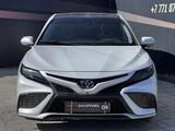 Toyota Camry 2021 года за 13 800 000 тг. в Актобе – фото 2