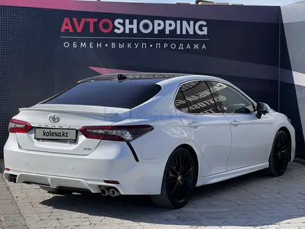 Toyota Camry 2021 года за 13 800 000 тг. в Актобе – фото 4