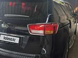 Kia Carnival 2017 года за 11 800 000 тг. в Шымкент – фото 3