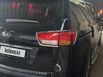 Kia Carnival 2017 года за 11 800 000 тг. в Шымкент – фото 3