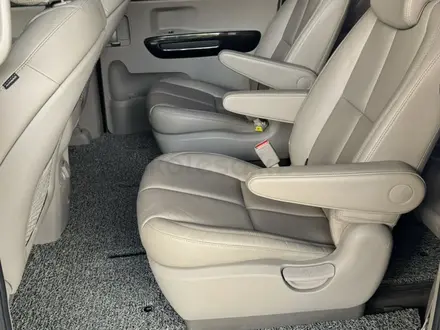 Kia Carnival 2017 года за 11 800 000 тг. в Шымкент – фото 7